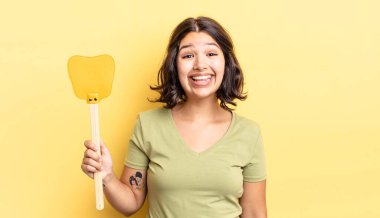 Genç İspanyol kadın mutlu ve hoş bir şekilde şaşırmış görünüyor. Öldürme konsepti