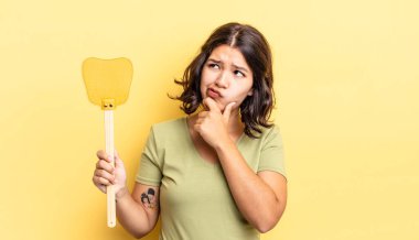 Genç İspanyol kadın düşünüyor, kuşkulu ve şaşkın hissediyor. Öldürme konsepti