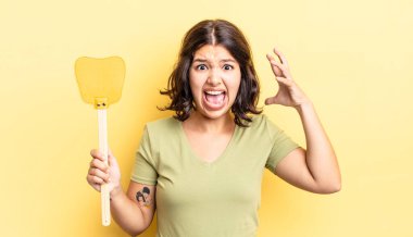 Genç İspanyol kadın ellerini havaya kaldırarak çığlık atıyor. Öldürme konsepti