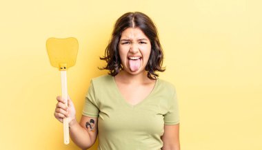 Genç İspanyol kadın iğreniyor, sinirleniyor ve dili dışarı çıkıyor. Öldürme konsepti