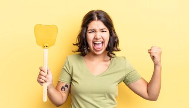 Genç İspanyol kadın öfkeli bir ifadeyle agresif bir şekilde bağırıyor. Öldürme konsepti