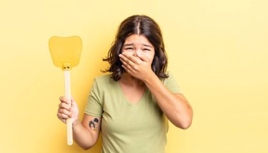 Genç İspanyol kadın şok olmuş ellerle ağzını kapatıyor. Öldürme konsepti