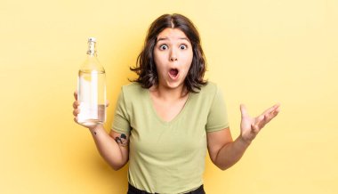 Genç İspanyol kadın inanılmaz bir sürprizle şaşkına dönmüş ve hayrete düşmüştü. su şişesi kavramı