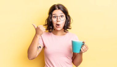 İnançsızlığa şaşırmış genç İspanyol kadın. kahve fincanı konsepti