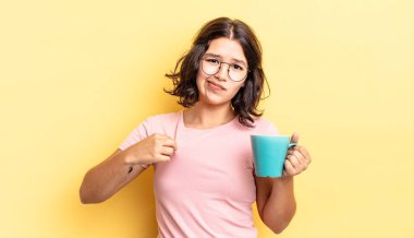 Genç İspanyol kadın kibirli, başarılı, pozitif ve gururlu görünüyor. kahve fincanı konsepti