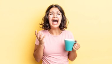 Genç İspanyol kadın umutsuz, hayal kırıklığına uğramış ve stresli görünüyor. kahve fincanı konsepti