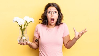Genç İspanyol kadın inanılmaz bir sürprizle şaşkına dönmüş ve hayrete düşmüştü. çiçek saksı konsepti