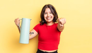 Genç İspanyol kadın kamerayı göstererek seni seçiyor. termos kavramı