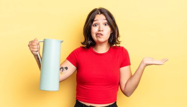 Genç İspanyol kadın şaşkın, şaşkın ve şüpheci hissediyor. termos kavramı