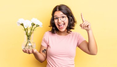 Genç İspanyol kadın bir fikri fark ettikten sonra mutlu ve heyecanlı bir dahi gibi hissediyor. çiçek saksı konsepti