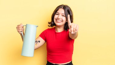 Genç İspanyol kadın gururla gülümsüyor ve kendinden emin bir numara oluyor. termos kavramı