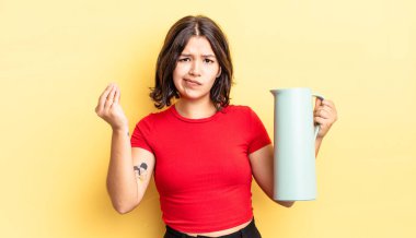 Genç İspanyol kadın kapiş ya da para hareketi yapıyor, sana ödemeni söylüyor. termos kavramı