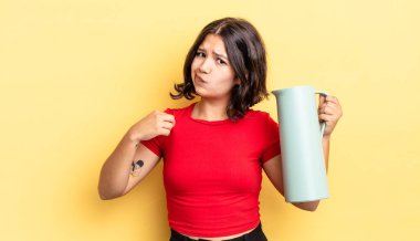 Genç İspanyol kadın kibirli, başarılı, pozitif ve gururlu görünüyor. termos kavramı