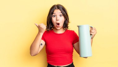 İnançsızlığa şaşırmış genç İspanyol kadın. termos kavramı