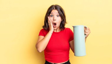 Genç İspanyol kadın şok olmuş ve korkmuş hissediyor. termos kavramı