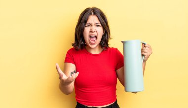 Genç İspanyol kadın kızgın, sinirli ve hayal kırıklığına uğramış görünüyor. termos kavramı