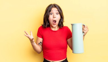 Genç İspanyol kadın inanılmaz bir sürprizle şaşkına dönmüş ve hayrete düşmüştü. termos kavramı