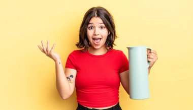 Genç İspanyol kadın kendini mutlu hissediyor, bir çözüm ya da fikir bulduğuna şaşırıyor. termos kavramı