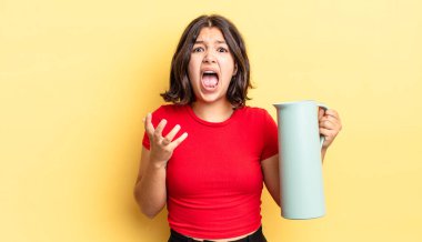 Genç İspanyol kadın umutsuz, hayal kırıklığına uğramış ve stresli görünüyor. termos kavramı