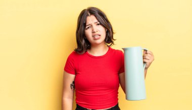 Genç İspanyol kadın şaşkın ve şaşkın hissediyor. termos kavramı