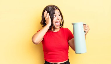 Genç İspanyol kadın mutlu, heyecanlı ve şaşırmış hissediyor. termos kavramı