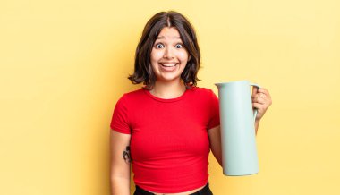 Genç İspanyol kadın mutlu ve hoş bir şekilde şaşırmış görünüyor. termos kavramı