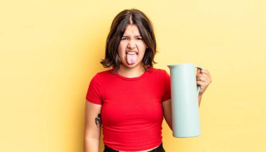 Genç İspanyol kadın iğreniyor, sinirleniyor ve dili dışarı çıkıyor. termos kavramı