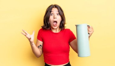 Genç İspanyol kadın şok olmuş ve şaşırmış hissediyor. termos kavramı