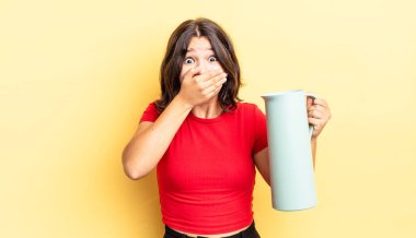 Genç İspanyol kadın şok olmuş ellerle ağzını kapatıyor. termos kavramı