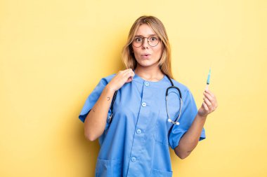 Güzel sarışın kız stresli, endişeli, yorgun ve hayal kırıklığına uğramış hissediyor. hemşire bir aşı konsepti