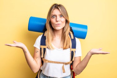 Güzel sarışın kız şaşkın, şaşkın ve şüpheci hissediyor. Yürüyüş konsepti