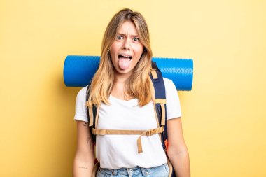 Güzel sarışın, neşeli ve asi tavırlı, şaka yapan ve dilini dışarı çıkaran bir kız. Yürüyüş konsepti