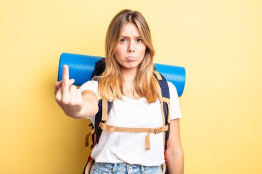 Güzel sarışın kız kızgın, sinirli, asi ve agresif hissediyor. Yürüyüş konsepti