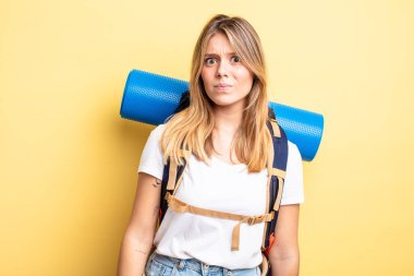 Güzel sarışın kız üzgün, üzgün ya da kızgın ve yana bakıyor. Yürüyüş konsepti