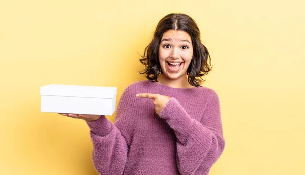 Joven Mujer Hispana Mirando Emocionada Sorprendida Señalando Hacia Lado Concepto — Foto de Stock