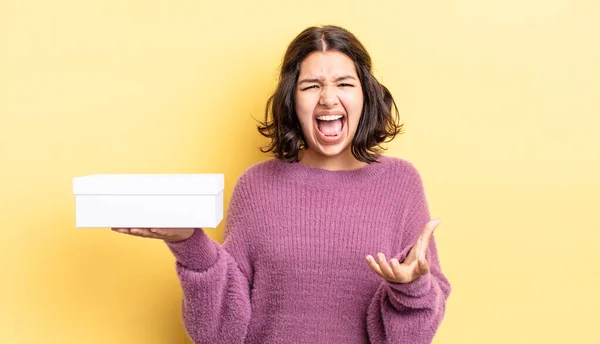 Joven Mujer Hispana Que Parece Enojada Molesta Frustrada Concepto Caja —  Fotos de Stock