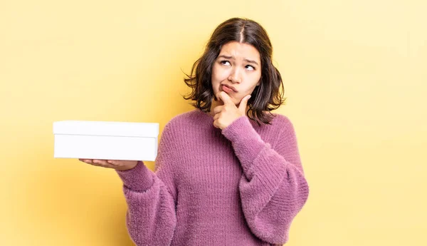 Jonge Spaanse Vrouw Denken Zich Twijfelachtig Verward Voelen Blanco Box — Stockfoto