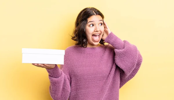 Joven Mujer Hispana Sintiéndose Feliz Emocionada Sorprendida Concepto Caja Blanco — Foto de Stock