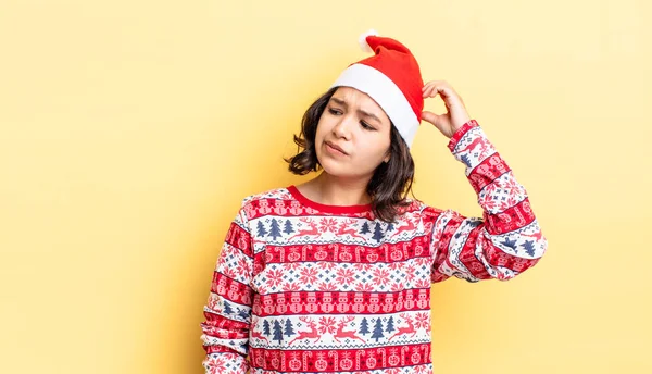 Jovem Hispânica Sentindo Confusa Confusa Coçando Cabeça Conceito Natal — Fotografia de Stock