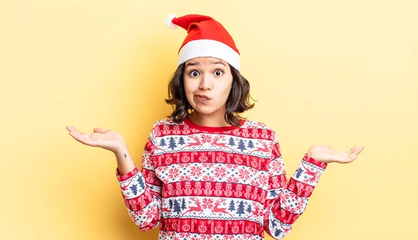 Jeune Femme Hispanique Sentant Perplexe Confus Doutant Concept Noël — Photo