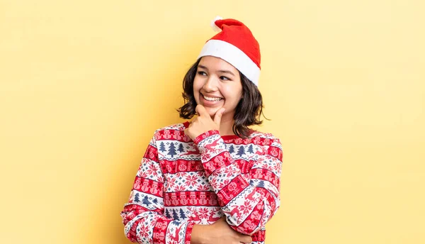 Joven Mujer Hispana Sonriendo Con Una Expresión Feliz Segura Con — Foto de Stock