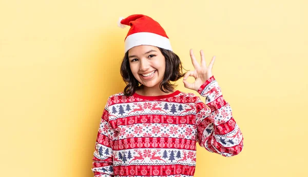 Joven Mujer Hispana Sintiéndose Feliz Mostrando Aprobación Con Gesto Bien — Foto de Stock