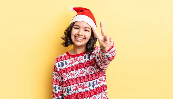 Jonge Spaanse Vrouw Glimlachend Kijkend Gelukkig Gebaren Van Overwinning Vrede — Stockfoto