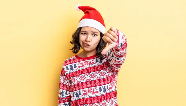 若いヒスパニック系の女性は 親指を下に示す クロス感 クリスマスのコンセプト — ストック写真