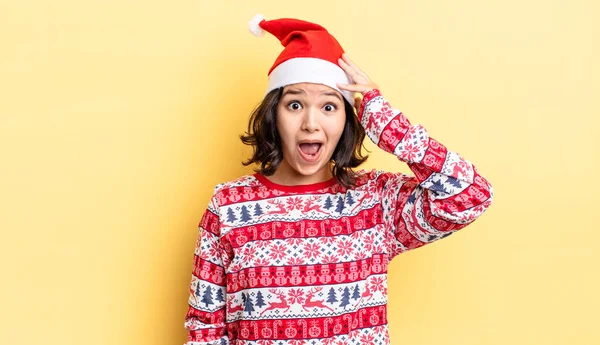 Jovem Hispânica Olhando Feliz Surpreso Surpreso Conceito Natal — Fotografia de Stock