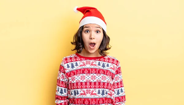Young Hispanic Woman Looking Very Shocked Surprised Christmas Concept — Stock Photo, Image