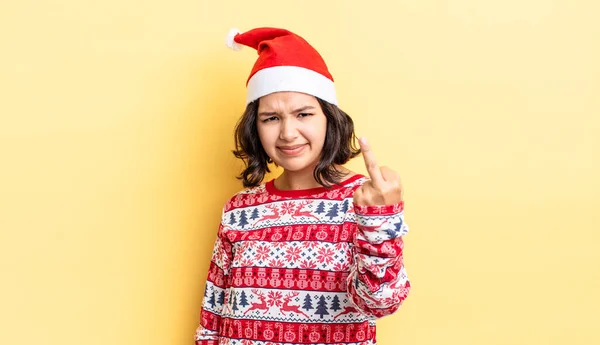 若いヒスパニック系の女性は怒っている感じ いらいらします 反抗的で積極的です クリスマスのコンセプト — ストック写真