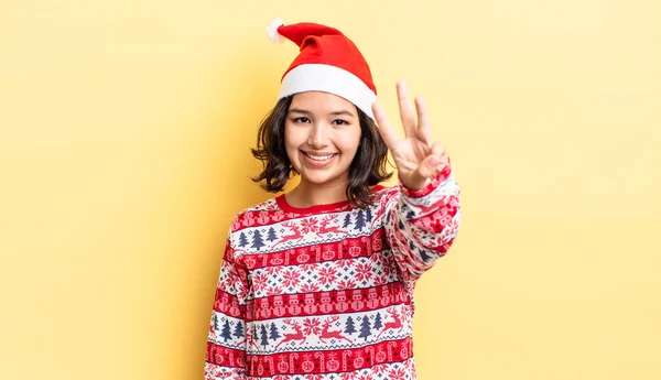 Jovem Hispânica Sorrindo Parecendo Amigável Mostrando Número Três Conceito Natal — Fotografia de Stock