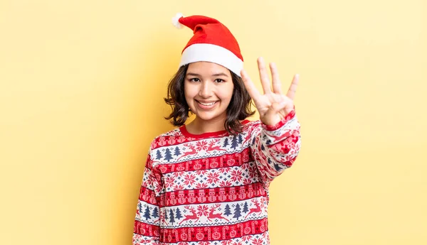 Giovane Donna Ispanica Sorridente Dall Aspetto Amichevole Mostrando Numero Quattro — Foto Stock