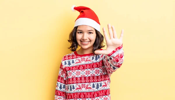 Ung Latinamerikansk Kvinna Ler Och Ser Vänlig Visar Nummer Fem — Stockfoto